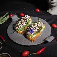 Брускетта с фирменным томленым мясомв Ребро