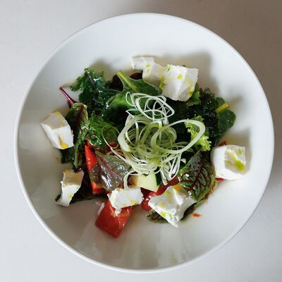 Овощной салат с сыром фета и горчичным маслом в Болконский по цене 432 ₽