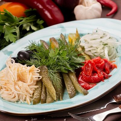 Тарелка солений в Grizzly Bar по цене 395 ₽