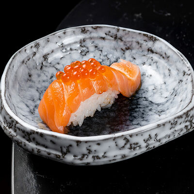 Нигири Лосось и икра в Tsunami Sushi & Cocktails по цене 490 ₽