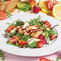 Клубничный салат с шашлыком из индейки в Мушмула