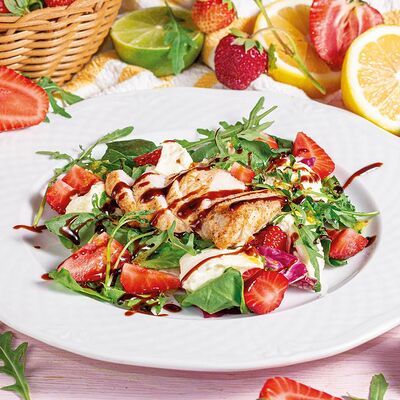 Клубничный салат с шашлыком из индейки в Мушмула по цене 509