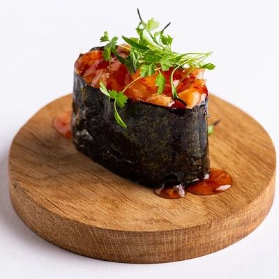 Гункан с острым лососем в Союз-центр по цене 259 ₽