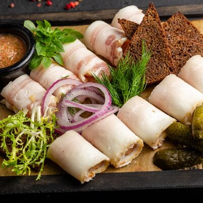 Домашнее сало с гренками и хренодером в Сытый Лось по цене 490 ₽