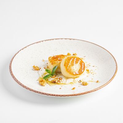 Сырники с орехами и медовой сметаной в Kitchen по цене 400