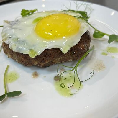 Бифштекс из говядины с яйцом в Баракат по цене 525 ₽