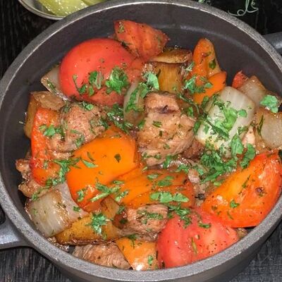 Жаркое по-домашнему с курицей и молодыми кубанскими овощами в Столица по цене 620 ₽
