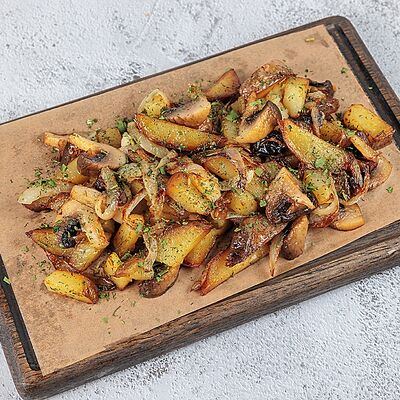 Картофель с луком и грибами в Мясоед по цене 350 ₽