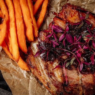 Стейк из свиной шеи с карамельным луком и бататом фри в Cruise по цене 750 ₽