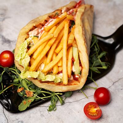 Сочный гирос — Классика с курицей, соусом и овощами в Хищник по цене 498 ₽