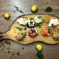 Фирменные тапасы на драниках в Potato project
