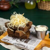 Гренки чесночные с сыром и соусом Тар-тар в Кафе-бар Kitchen
