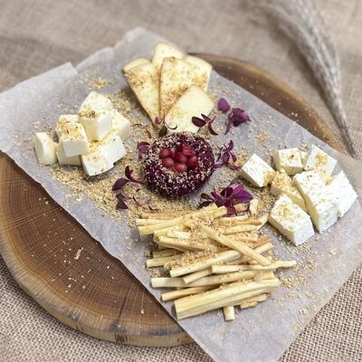 Ассорти кавказских сыров с пхали в Джоли по цене 750 ₽