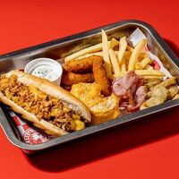 Поднос с чизстейком в Yolo