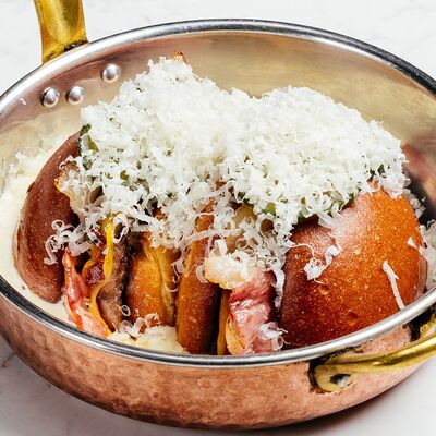 Смэш бургер с мраморной говядиной в сырном соусе в Hello Wine по цене 890 ₽