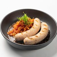 Пикантные колбаски с тушёной капустой и дижонским соусом в Финнеганс Вейк