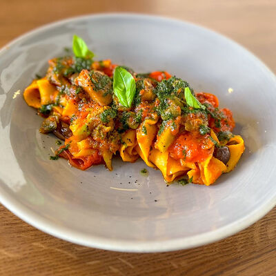 Паппарделле Арабьята с печеными овощами в Il Pizzaiolo по цене 720 ₽