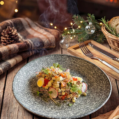 Оливье из рваной говядины с огурцами Бурбон в ресторан 