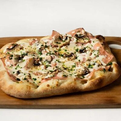 Римская пицца с ветчиной из индейки и шампиньонами в Сорренто по цене 710 ₽