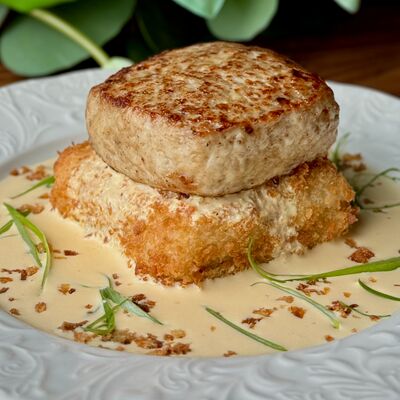 Хашбраун из картофеля с рубленым цыпленком и соусом Чеддер в Seven по цене 880 ₽