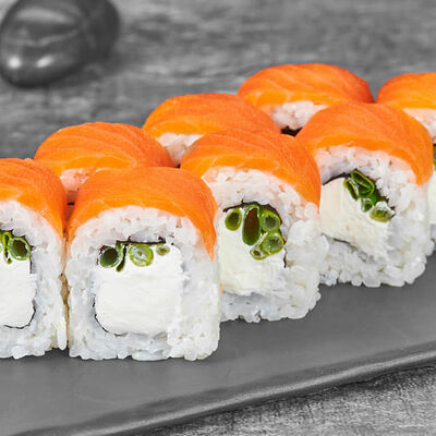 Ролл Филадельфия с луком в Суши Мастер по цене 469 ₽