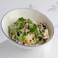 Салат с крабом и лепестками фундука в Vinch