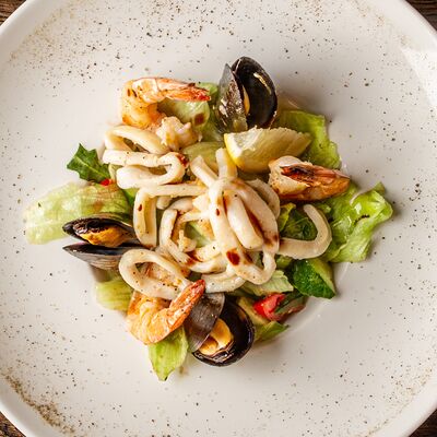 Салат с кальмаром, креветками и мидиями в HEDONIST по цене 35 р.