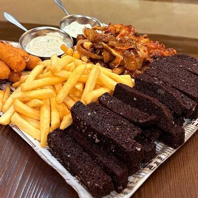 Килограмм фирменных закусок к пиву в Арт-шоу ресторан Балаган Сити по цене 2100 ₽