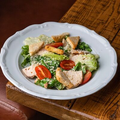 Цезарь с цыпленком, пармезаном, чесночными гренками и сухарямив Залечь на дно в Гамбург по цене 278 ₽