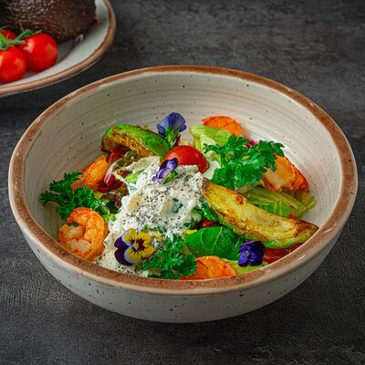 Салат с креветками и страчателлойв Поляна по цене 1010 ₽