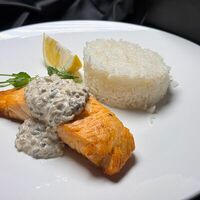 Филе семги под сливочно-грибным соусом с рисом Жасмин в Ресторан CCCP