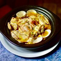 Морепродукты и тофу на сковороде в Go-Boo