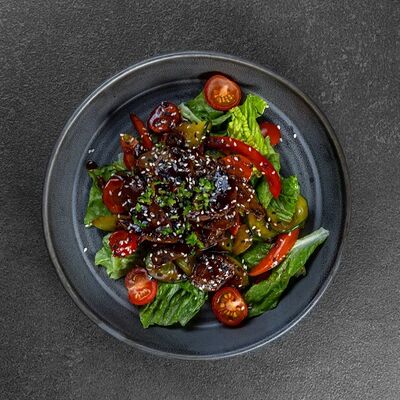 Шеф-салат с овощами и говядинойв Merzen по цене 790 ₽