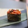 Гункан с тунцом и соусом спайси в Uminami по цене 270
