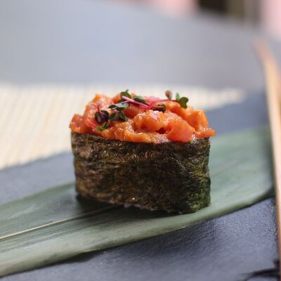 Гункан с тунцом и соусом спайси в Uminami по цене 270 ₽