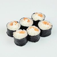 Маки с лососем в Underground Sushi City