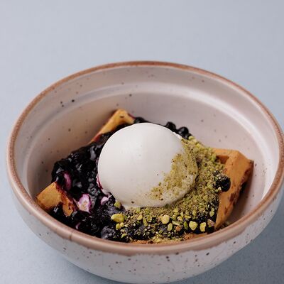 Творожная вафля с черничным конфи и йогуртом в Сладко Вкусно по цене 590 ₽