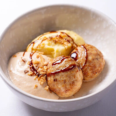 Куриные котлеты с картофельным пюре и грибным муссом в Бистро Рыба Мечты по цене 890 ₽