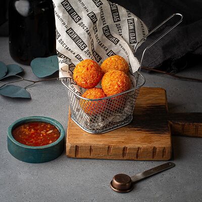 Чикен болл с начинкой из чеддера в Изи Паб по цене 545 ₽