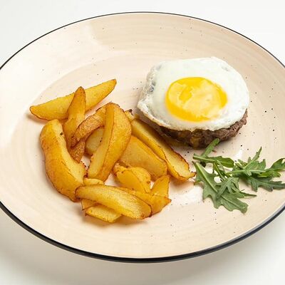 Бифштекс с яйцом и картофелемв Чиполетти по цене 960 ₽