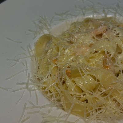 Паста с креветками и лососем в сливочно-винном соусе в Камчатка по цене 749 ₽