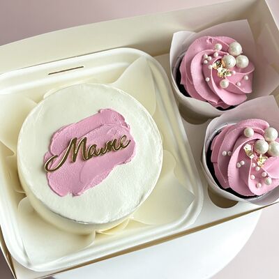 Набор Бенто-торт и капкейки для мамы с топпером и мазками в Katerins Bakery по цене 2350 ₽