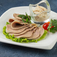 Отварной говяжий язык с хреном в BERICONI