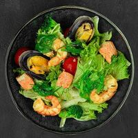 Салат с морепродуктами в Mitsuna