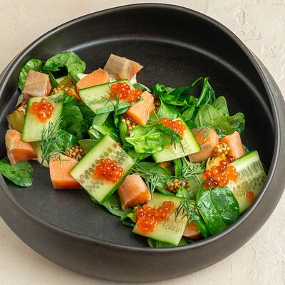 Салат с форелью, печеным картофелем и красной икрой в Brasserie Kriek по цене 990 ₽