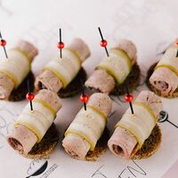 Канапе из ростбифа с красным луком и маринованным огурчиком в Hotkitchen