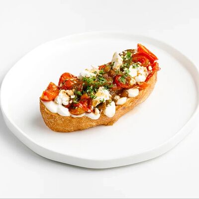Брускетта с печеными овощами, томатами и сыром фета в Гости по цене 480 ₽