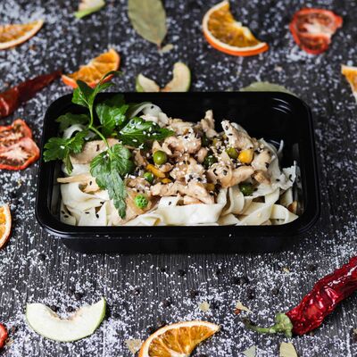 Домашняя паста с фрикасе из индейки, кукурузы и зеленого горшка с соусом Терияки в Кафе RSC по цене 350 ₽