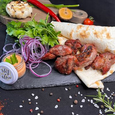 Шашлык из cвинoй шеи с лавашом, зеленью и красным луком в Мёд и мясо по цене 590 ₽