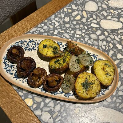 Д Картофель по-грузински с грибами, горошком и мацони в Антресоль по цене 480 ₽